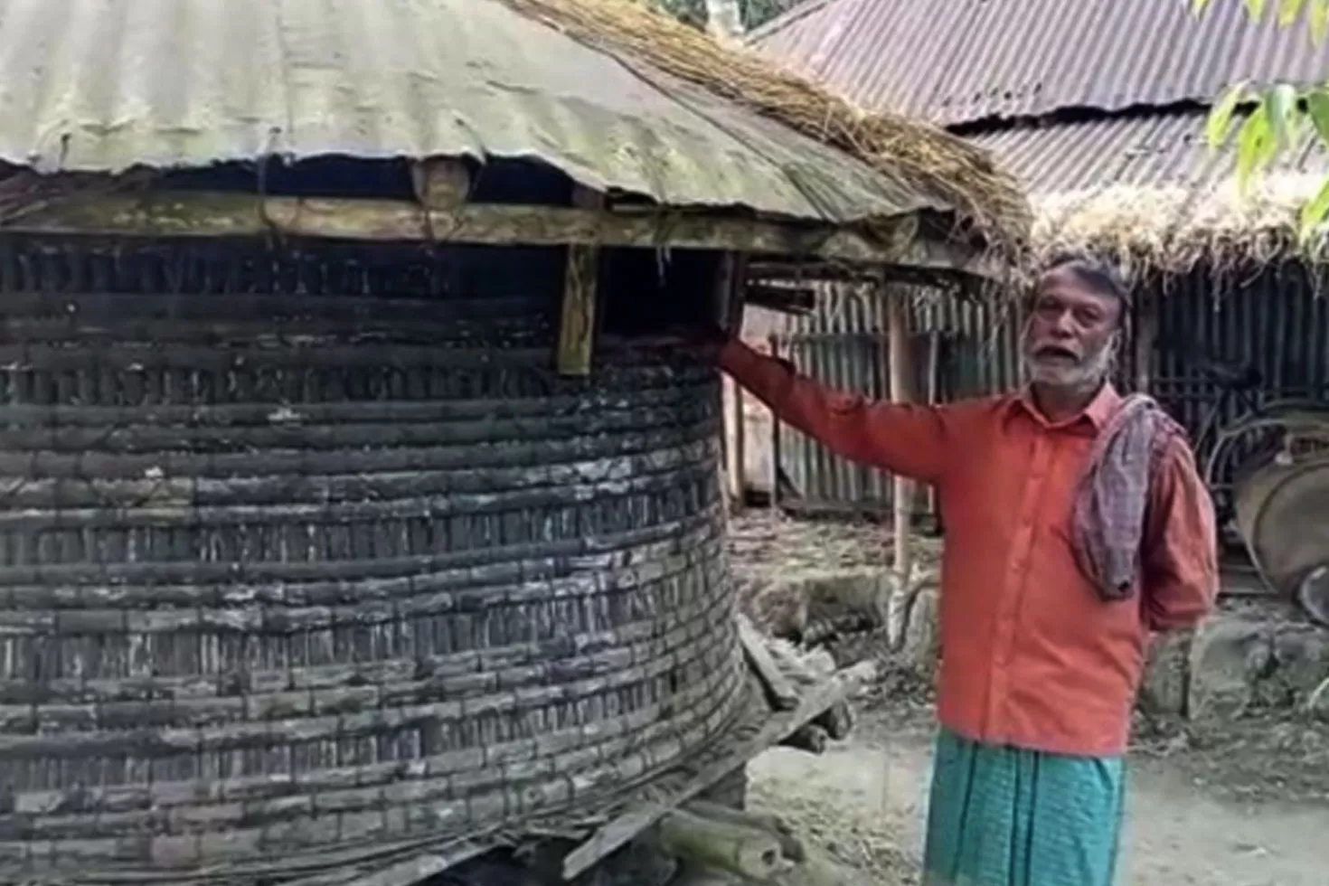হারিয়ে যাচ্ছে ধানের গোলা