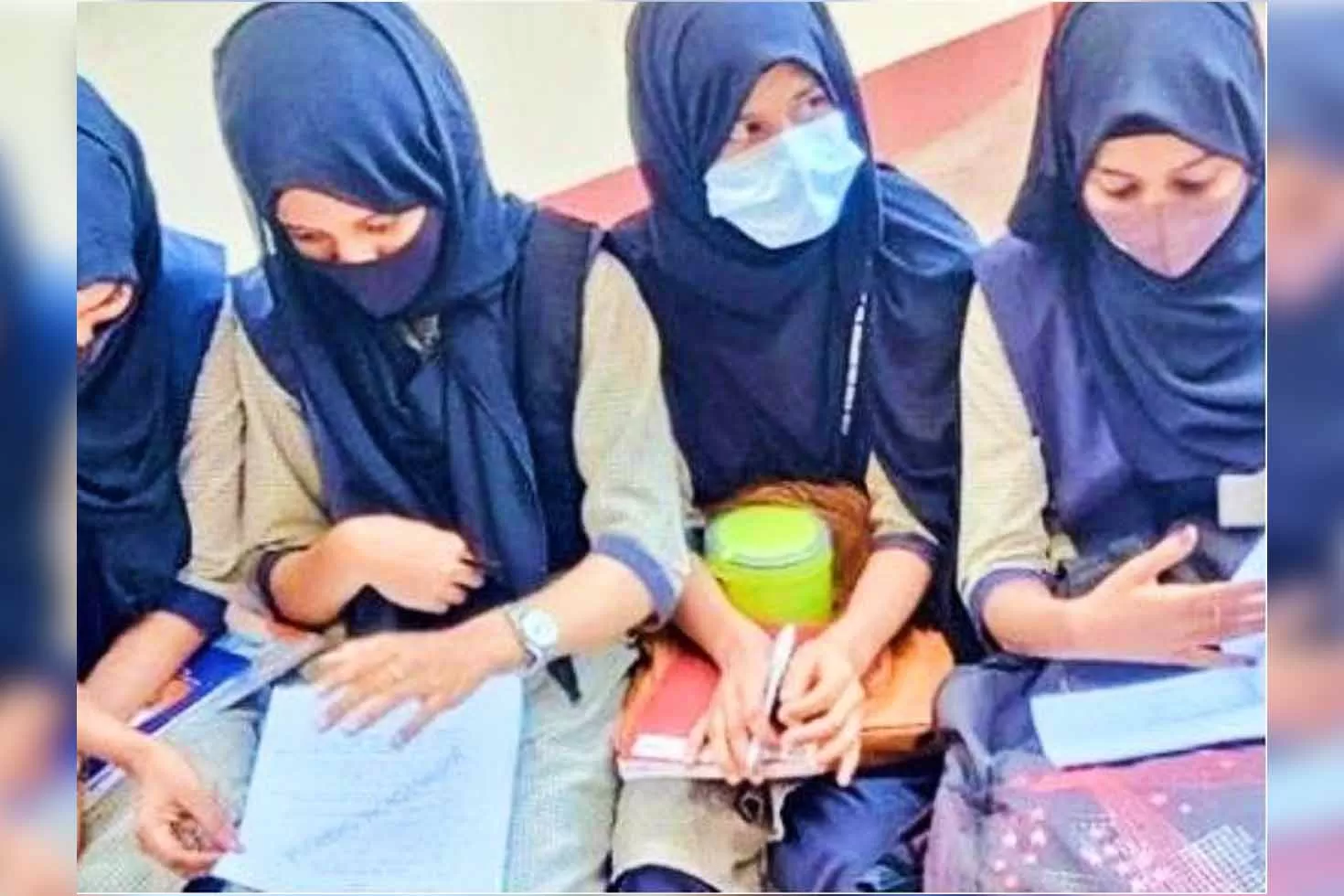 ভারতে-হিজাব-পরায়-কলেজ-যেতে-মানা-