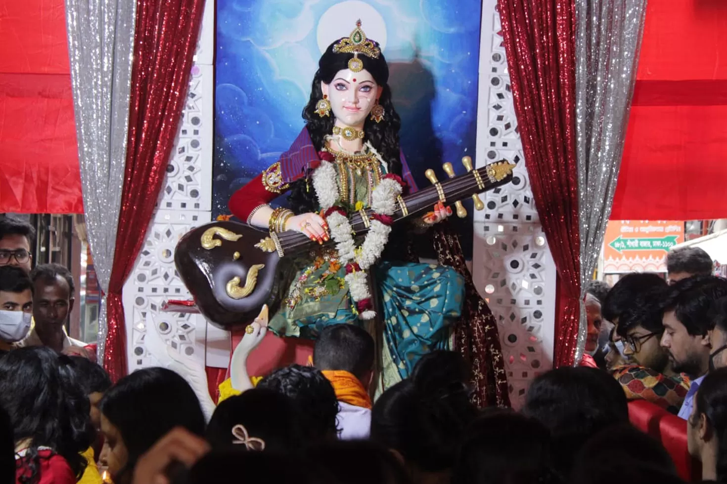 নানা আয়োজনে পুরান ঢাকায় সরস্বতী পূজা উদযাপন
