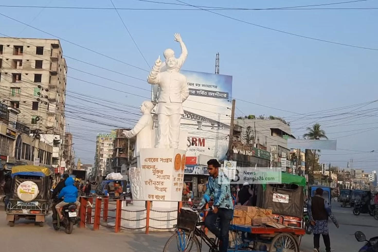 বঙ্গবন্ধুর ভাস্কর্যে ওঠা যুবক আটক, ৩ পুলিশ প্রত্যাহার