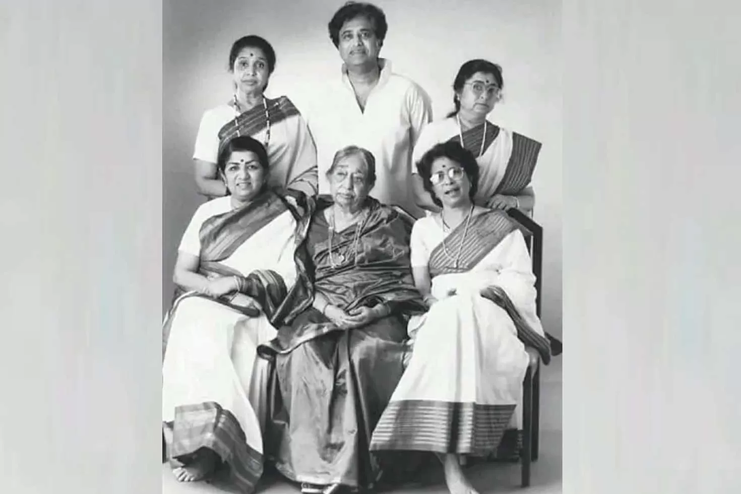 বিয়ে-কেন-করেননি-জানিয়েছিলেন-লতা