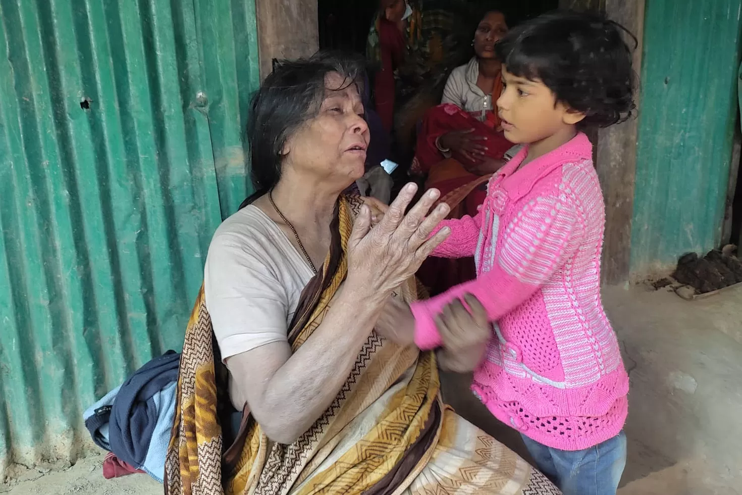 ৫-সন্তান-হারানো-মিনুর-আর্তনাদে-কাঁদছে-সবাই