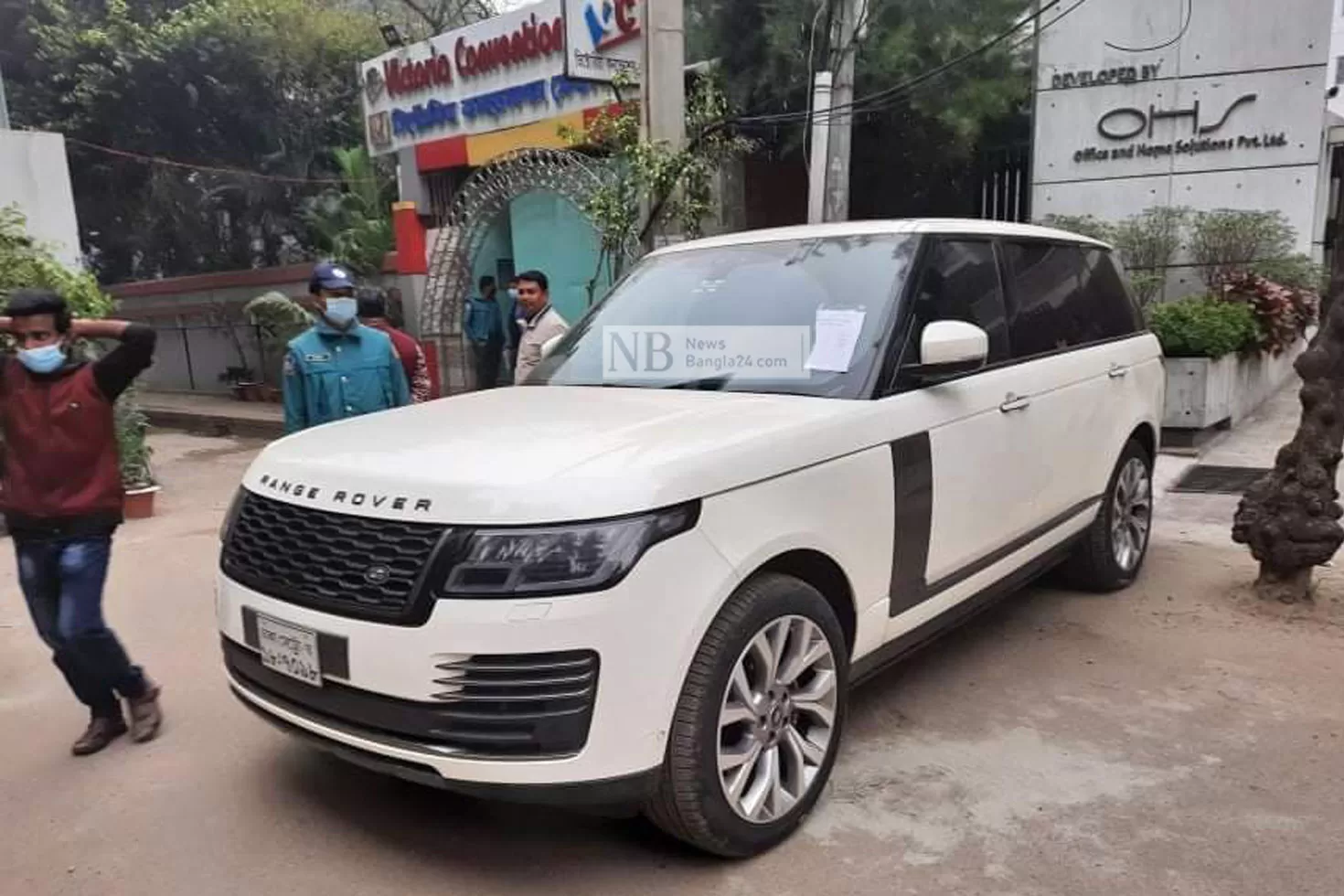 ইভ্যালির-রাসেলের-রেঞ্জ-রোভার-বিক্রি-১-কোটি-৮১-লাখে
