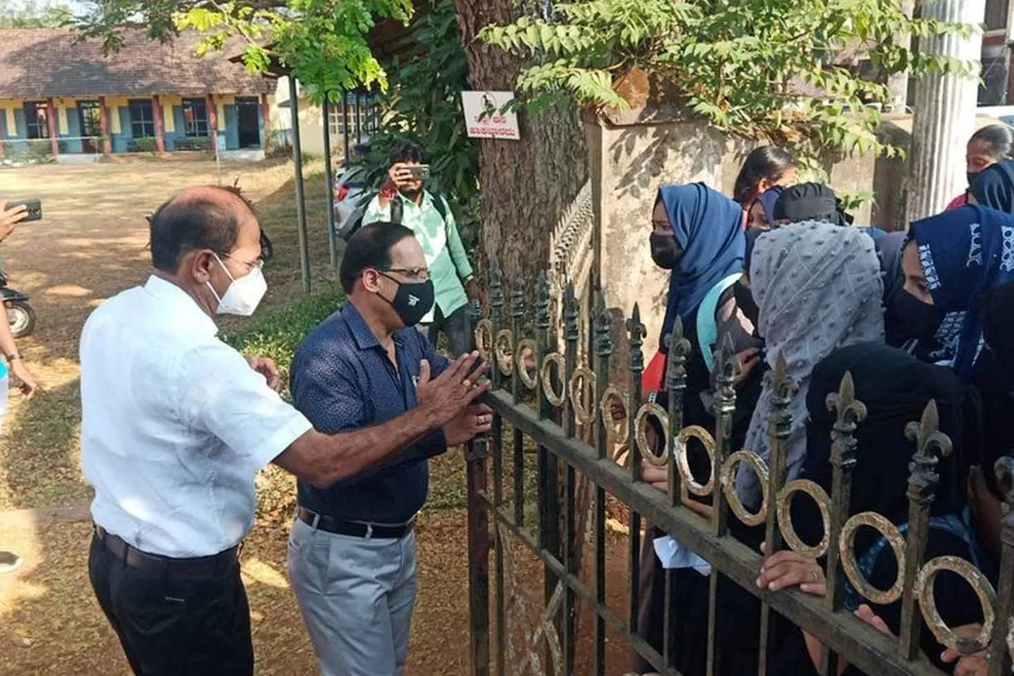 হিজাব নিয়ে পাঁচ আবেদন শুনবে কর্ণাটক হাইকোর্ট