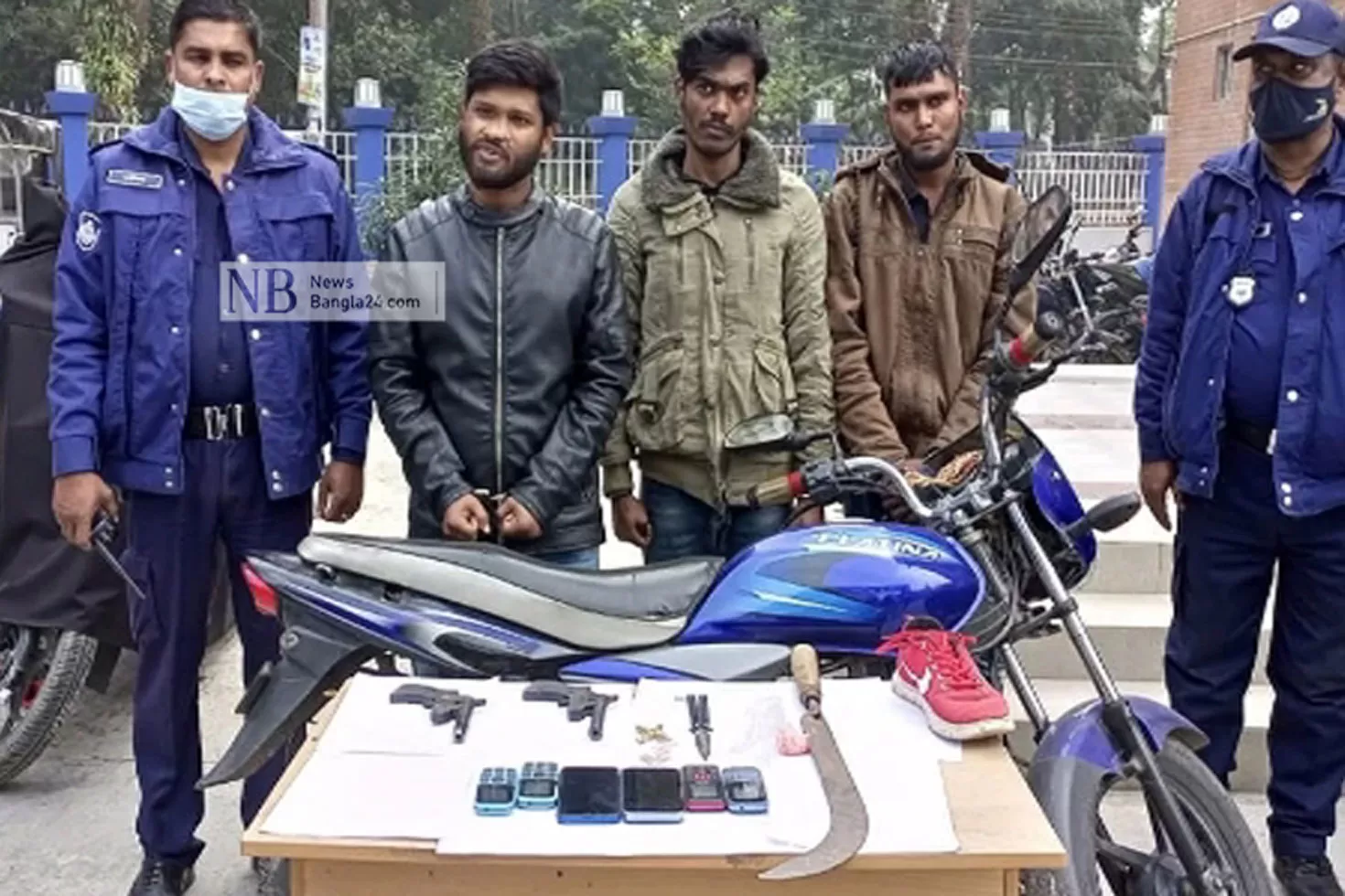 এসআইকে ছিনতাইকারীর ছুরিকাঘাত