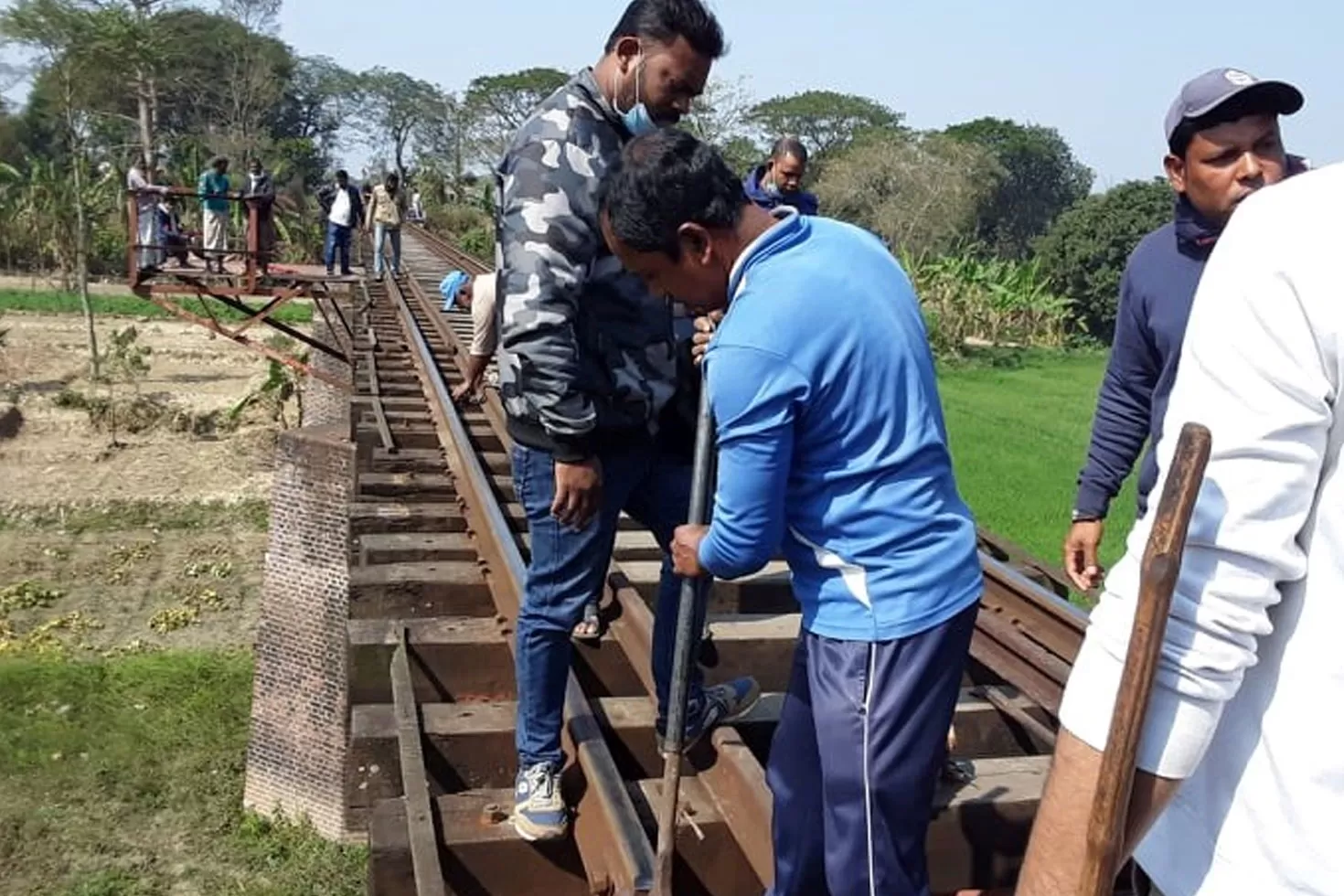 যেভাবে-দুর্ঘটনা-থেকে-রক্ষা-পেলেন-ট্রেনের-তিন-শতাধিক-যাত্রী