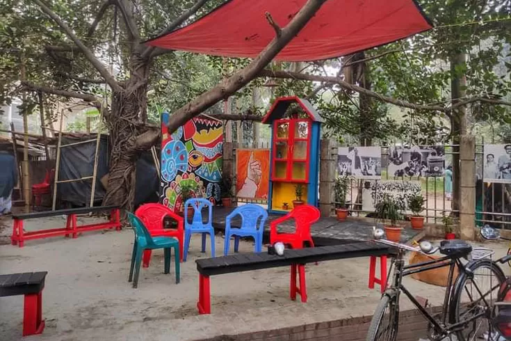 সোহরাওয়ার্দী-উদ্যানের-গেটে-উন্মুক্ত-লাইব্রেরি