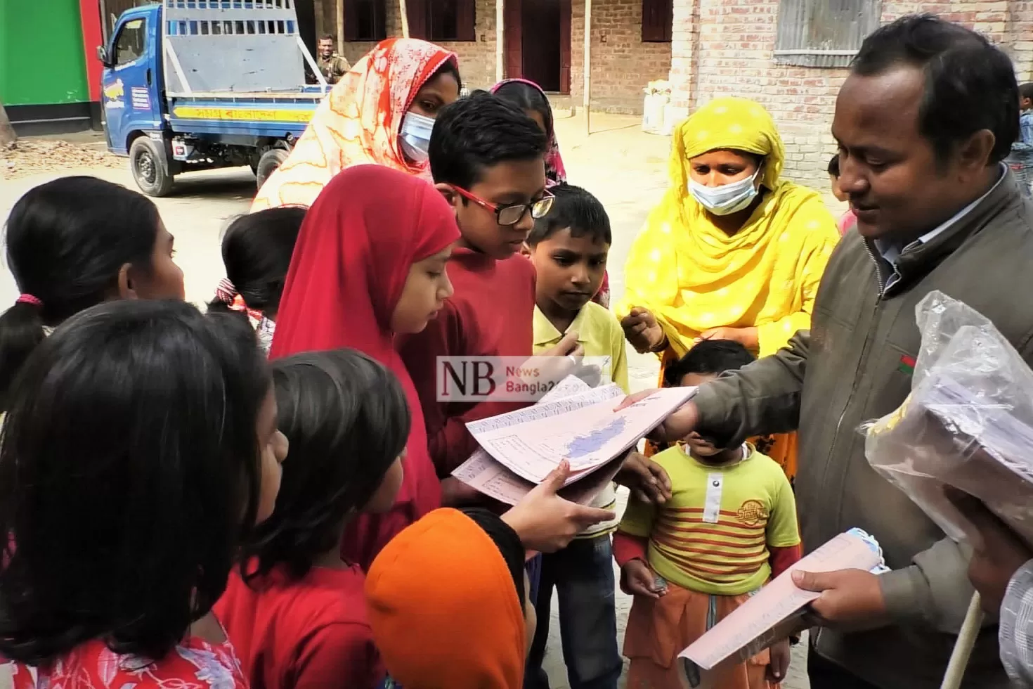 ১ টাকায় কলম-খাতা, ১০ টাকায় শাড়ি-লুঙ্গি