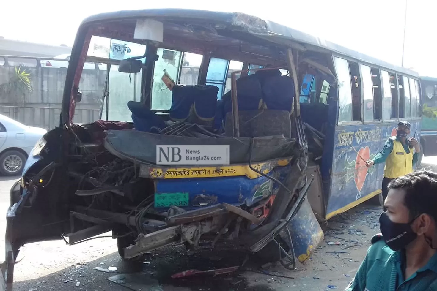 এক বাসের ধাক্কায় দুমড়েমুচড়ে গেল আরেকটি