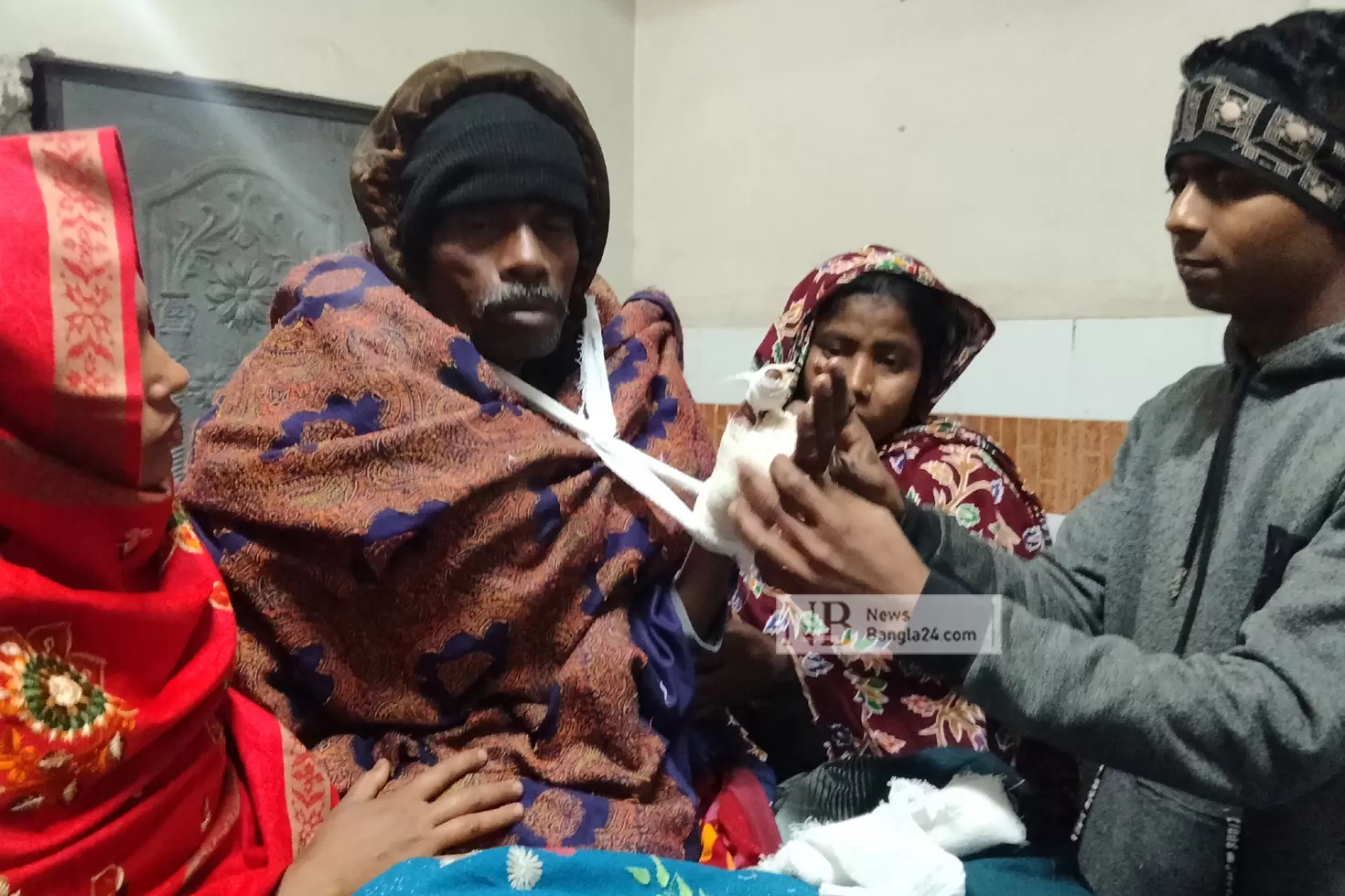ব্যবসায়ীকে কুপিয়ে টাকা ছিনতাইয়ের অভিযোগ