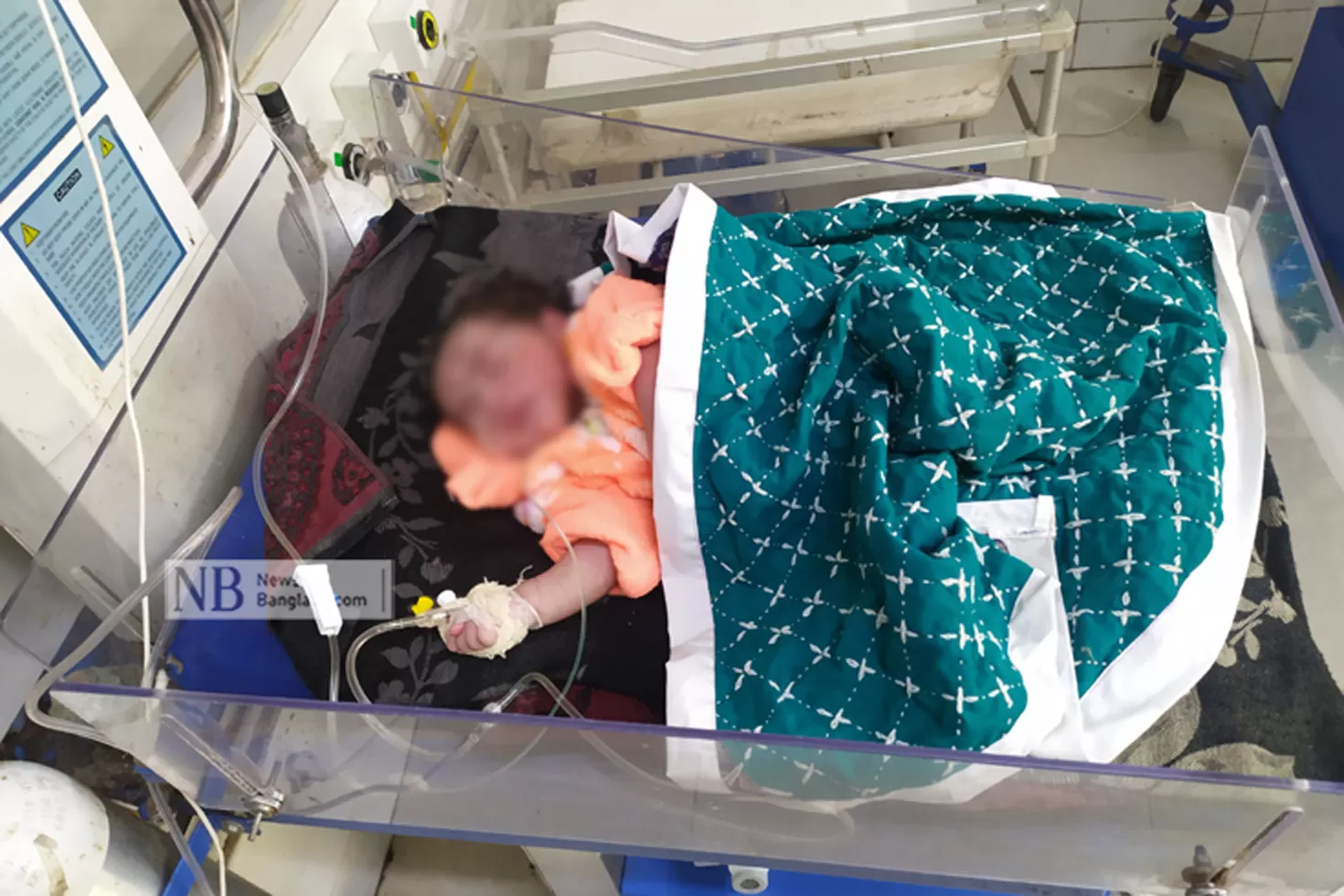 ডাস্টবিনে-১-দিনের-শিশু-হাসপাতালে-নিলেন-এসআই