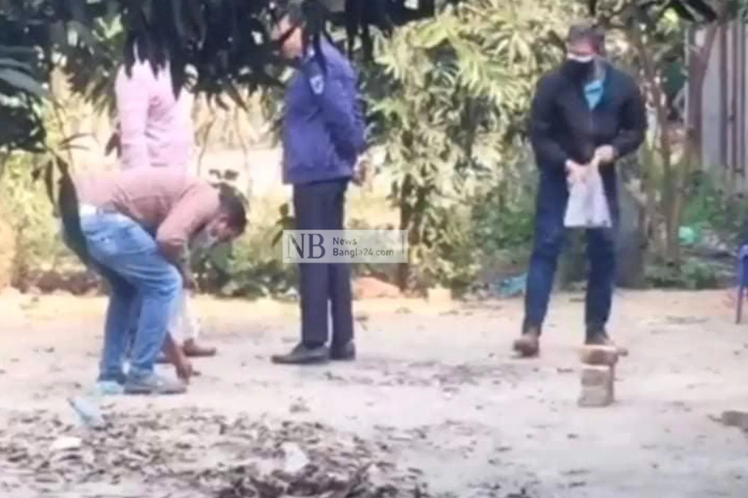 নিষ্ক্রিয় হয়েছে সড়কের পাশে থাকা হাতবোমাগুলো