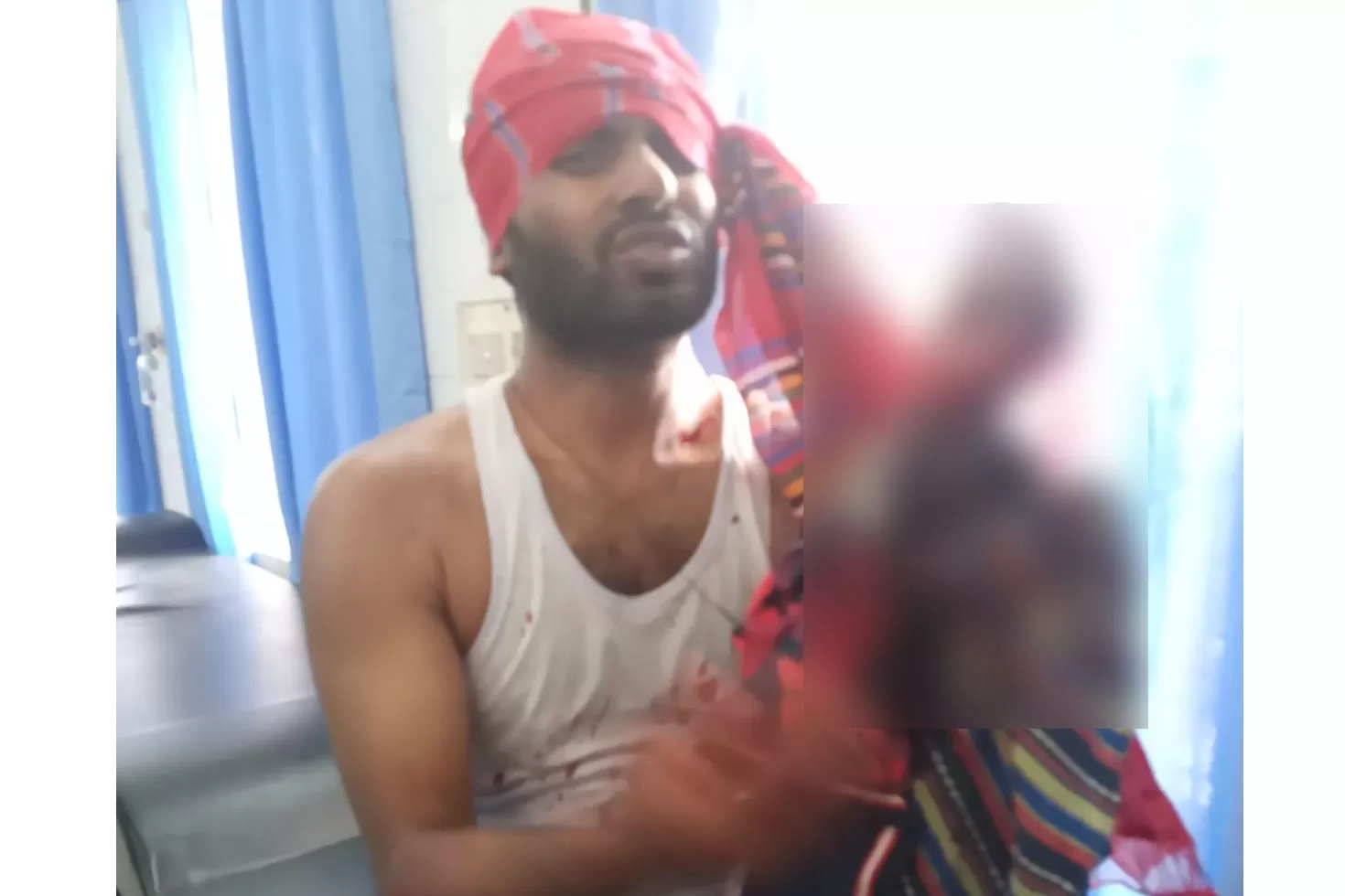 মাদককারবারির-হাঁসুয়ার-কোপে-পুলিশ-সদস্য-আহত