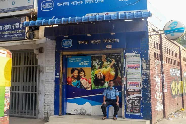 এটিএম-বুথ-থেকে-নকল-টাকা-পেলে-কী-করবেন