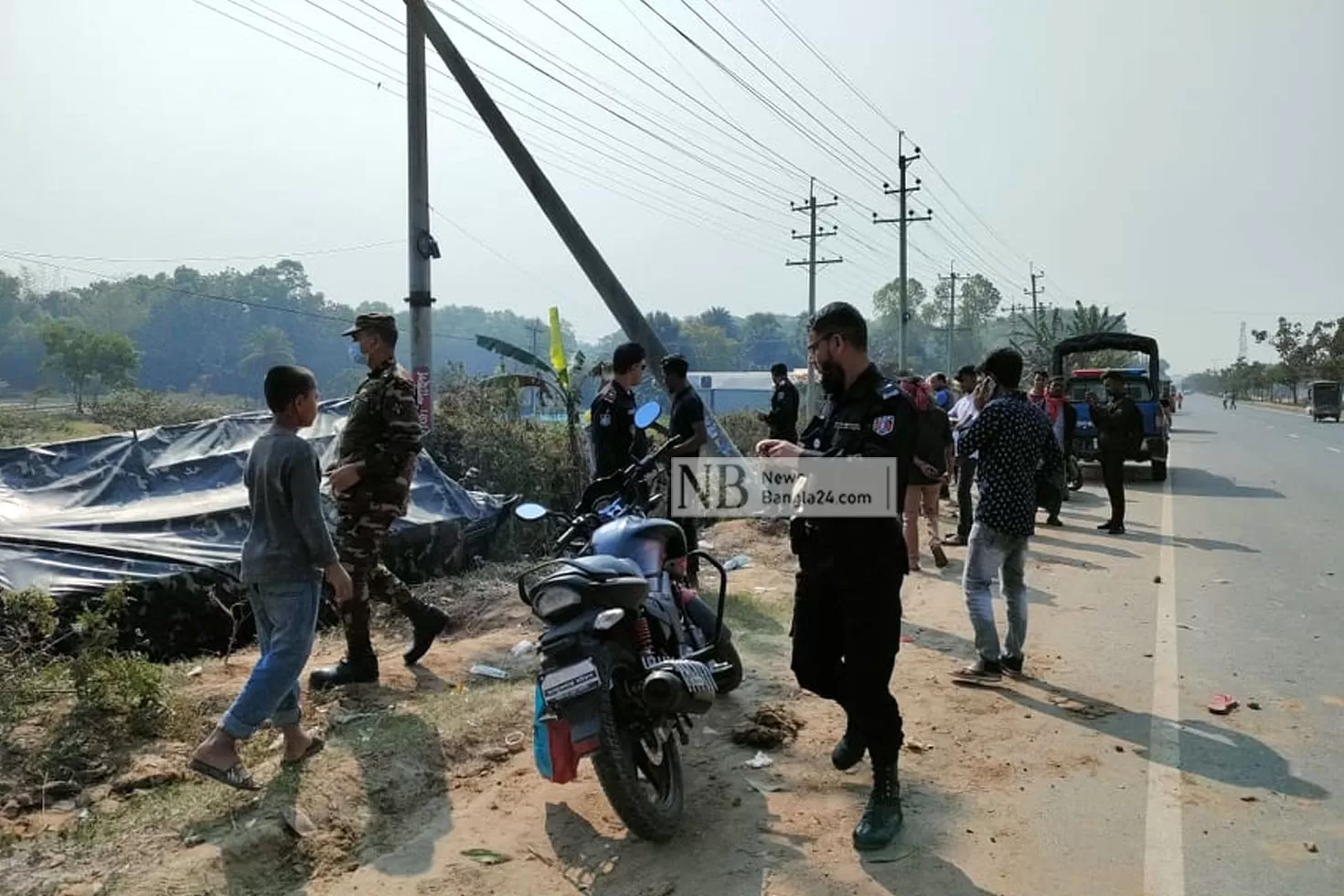 সড়ক দুর্ঘটনায় দাদি-নাতনি নিহত, আহত ৮ সেনা