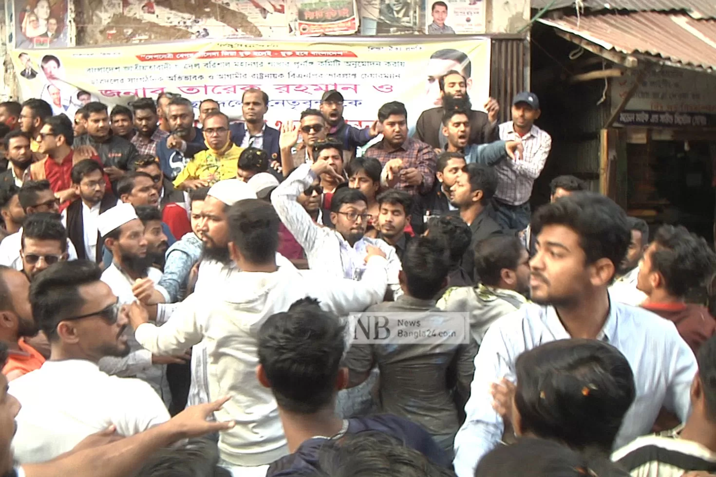 প‌রি‌চি‌তি সভায় ছাত্রদ‌লের দুই প‌ক্ষের হাতাহা‌তি