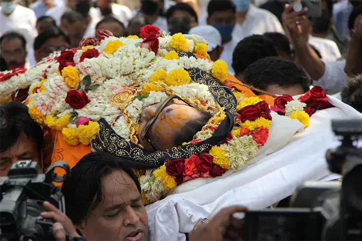 কালো চশমা, স্বর্ণের চেইনে শেষ বিদায়