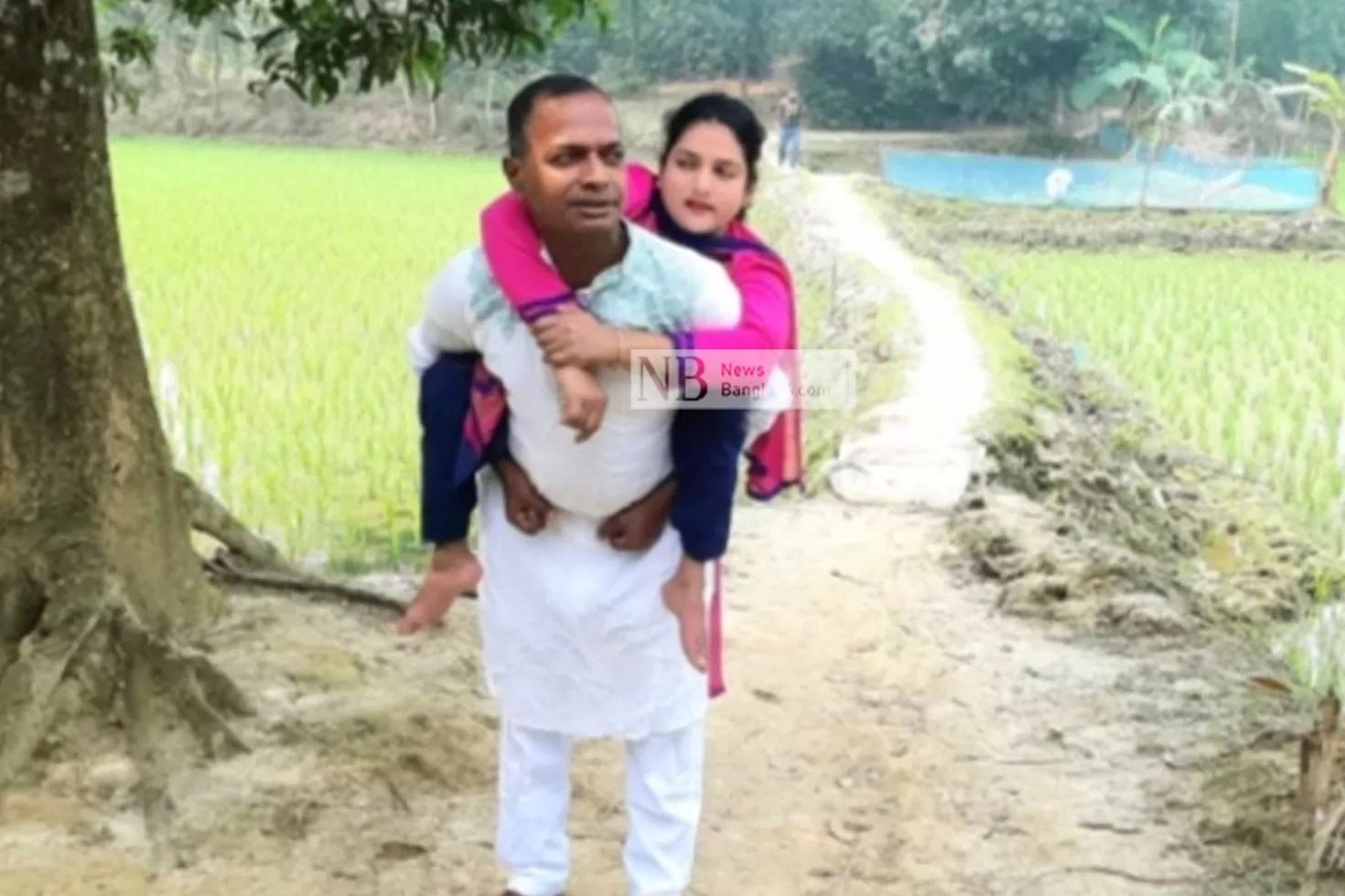 শারীরিক প্রতিবন্ধী স্ত্রী রওশনকে পিঠে নিয়ে সোহেল