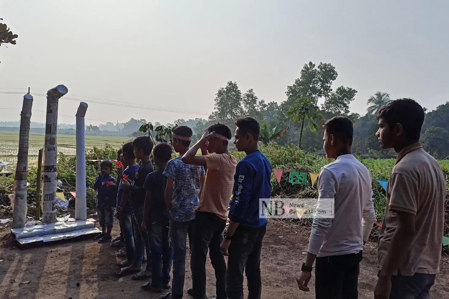 কলাগাছের-শহীদ-মিনারে-শিশুদের-শ্রদ্ধা 