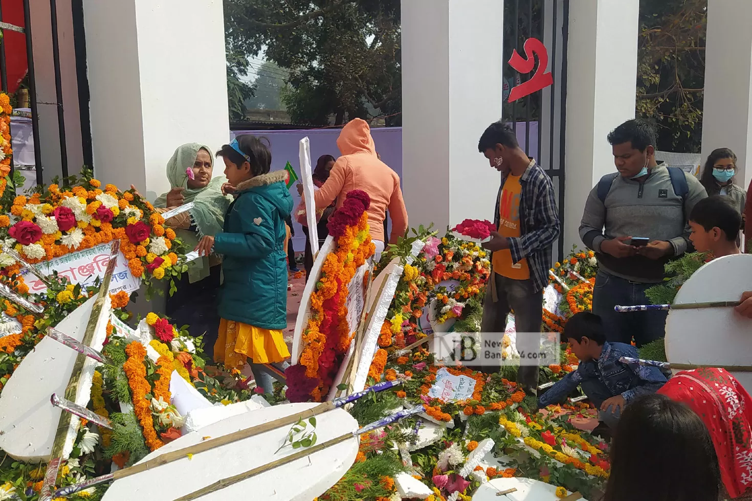 সকাল-১০টার-মধ্যে-শহীদ-মিনারের-ফুল-উধাও