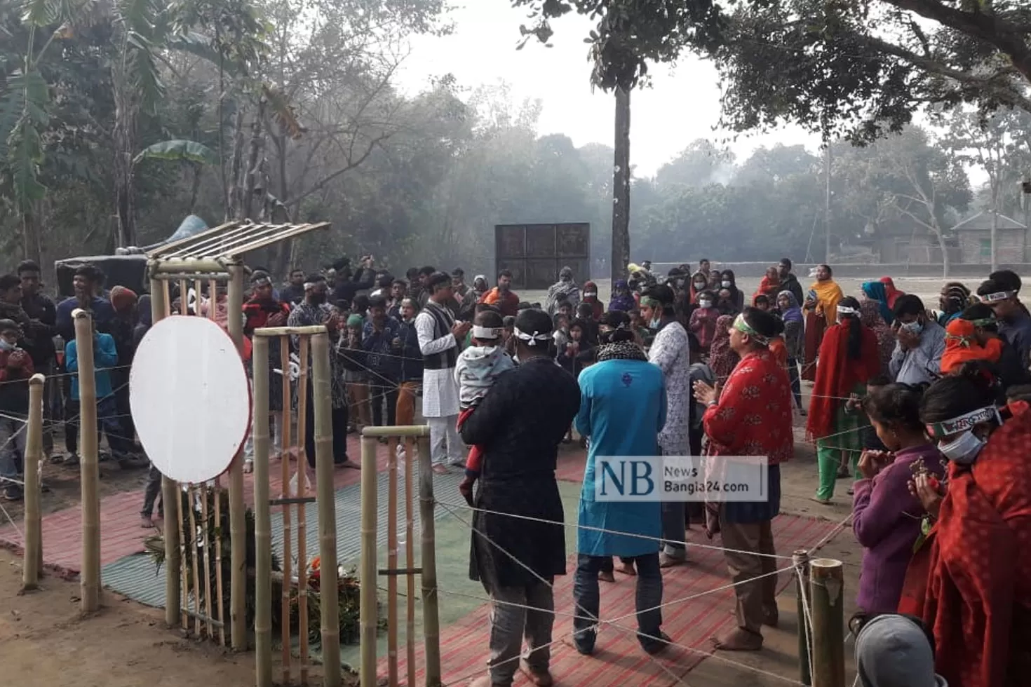 শহীদ-মিনারে-প্রথম-ফুল-দিল-যে-গ্রামের-মানুষ