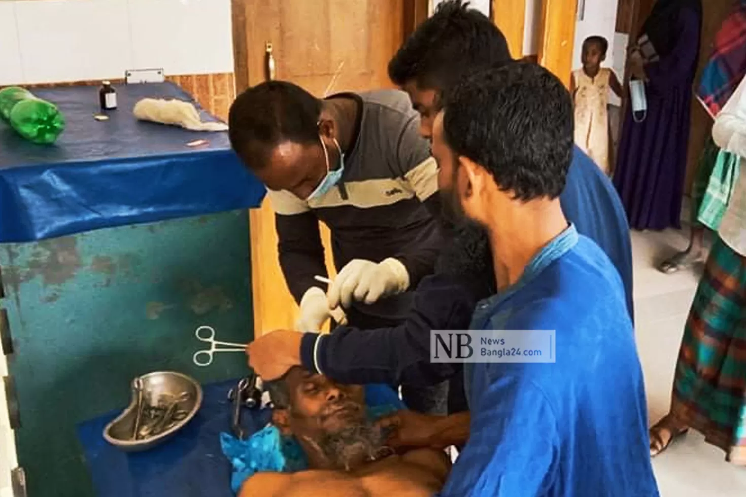 চুরির প্রতিবাদ করায় বাবাকে জখম, ছেলেদের ‘মারধর’