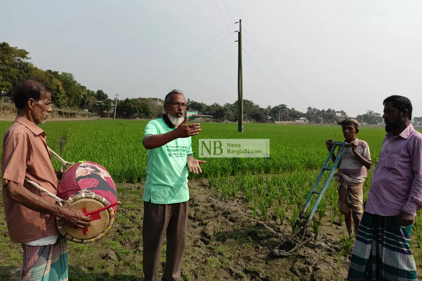 ঢোল বাজিয়ে কৃষকদের বার্তা