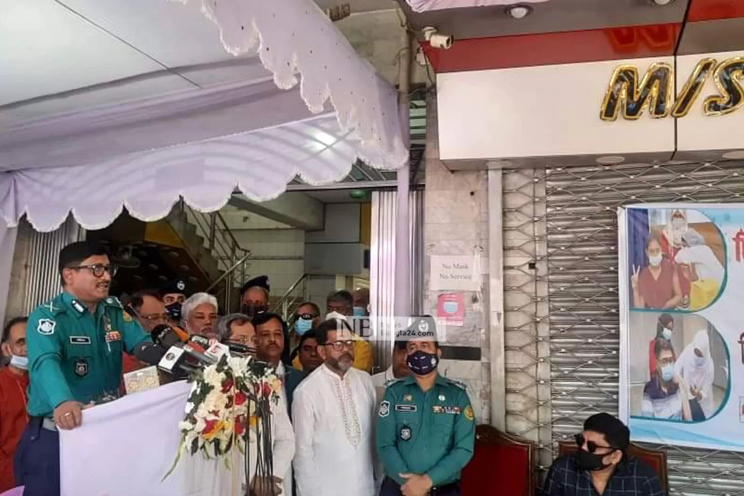 টিকা-না-নিলে-চাকরি-থাকবে-না-দোকান-কর্মচারীর