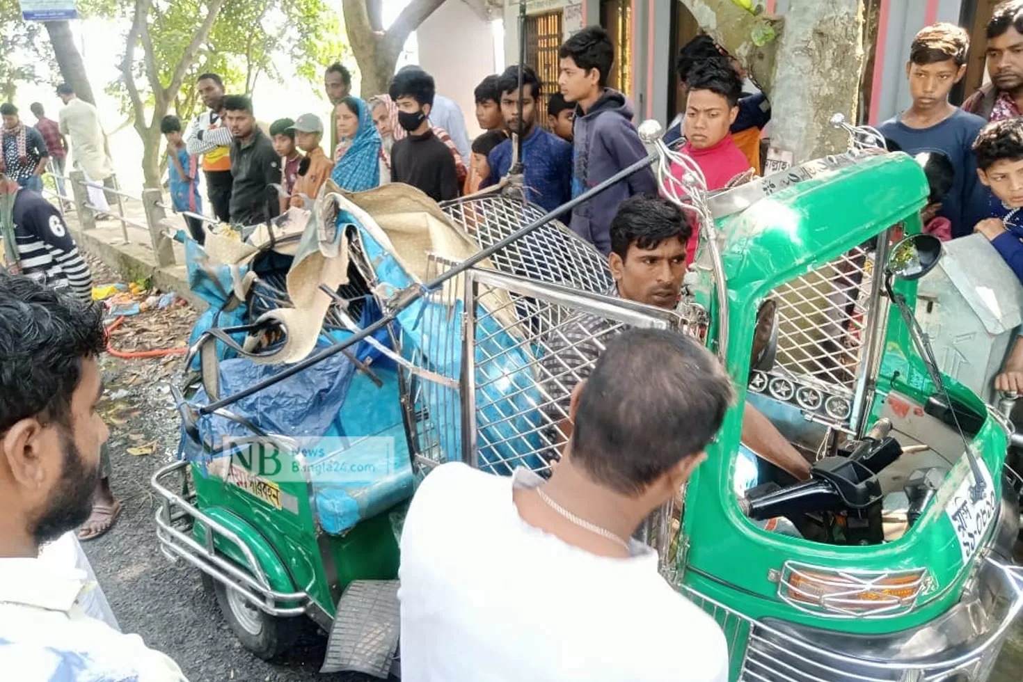 অটোরিকশায় ট্রাকের চাপায় মা-মেয়ে নিহত