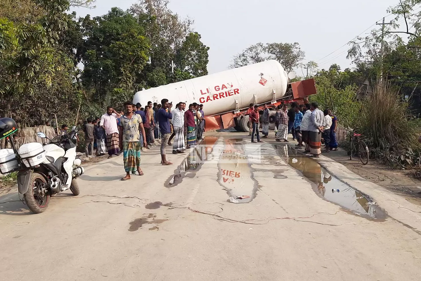 উল্টে-পড়া-ট্যাংকার-অপসারণ-৩২-ঘণ্টা-পর-যান-চলাচল-শুরু-