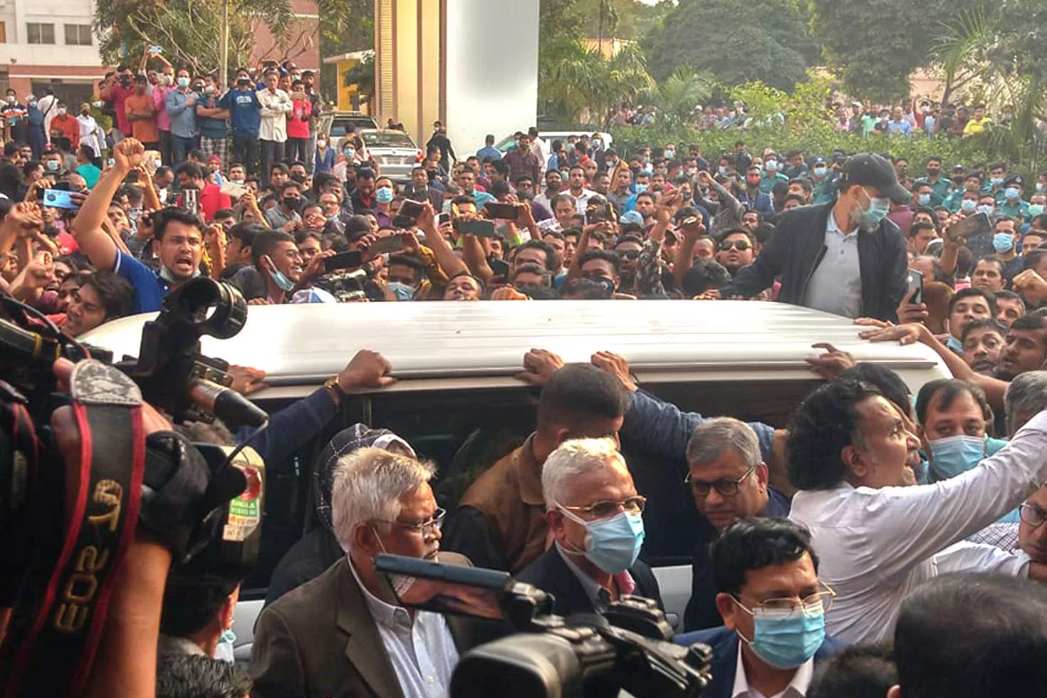 করোনা-টিকার-বুস্টার-ডোজ-নিলেন-খালেদা-জিয়া