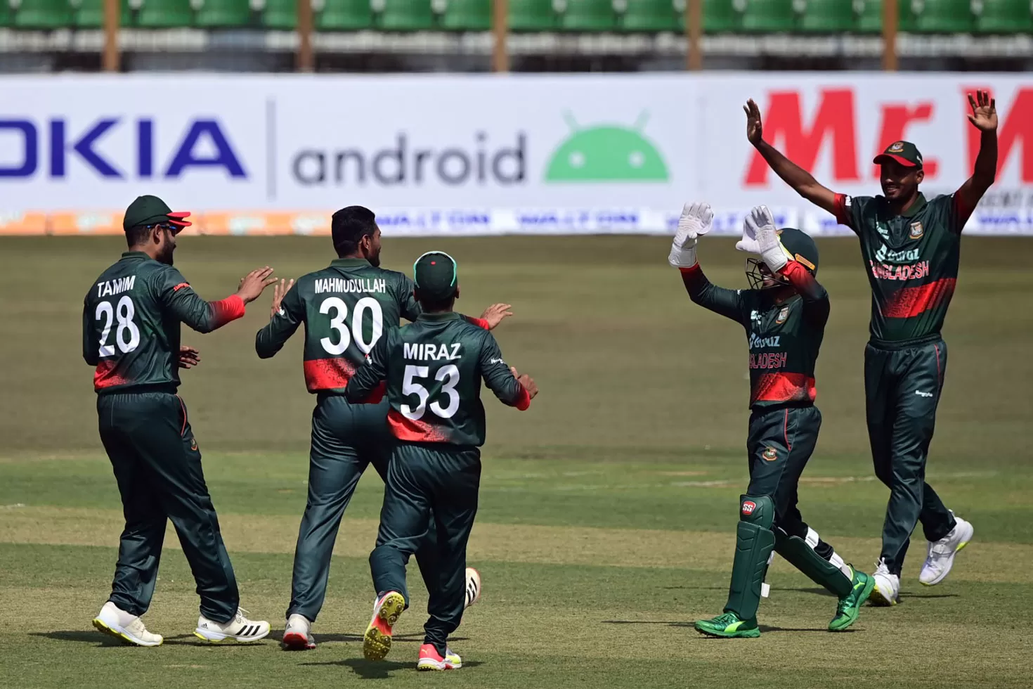 নিয়মিত উইকেট হারিয়ে চাপে আফগানরা