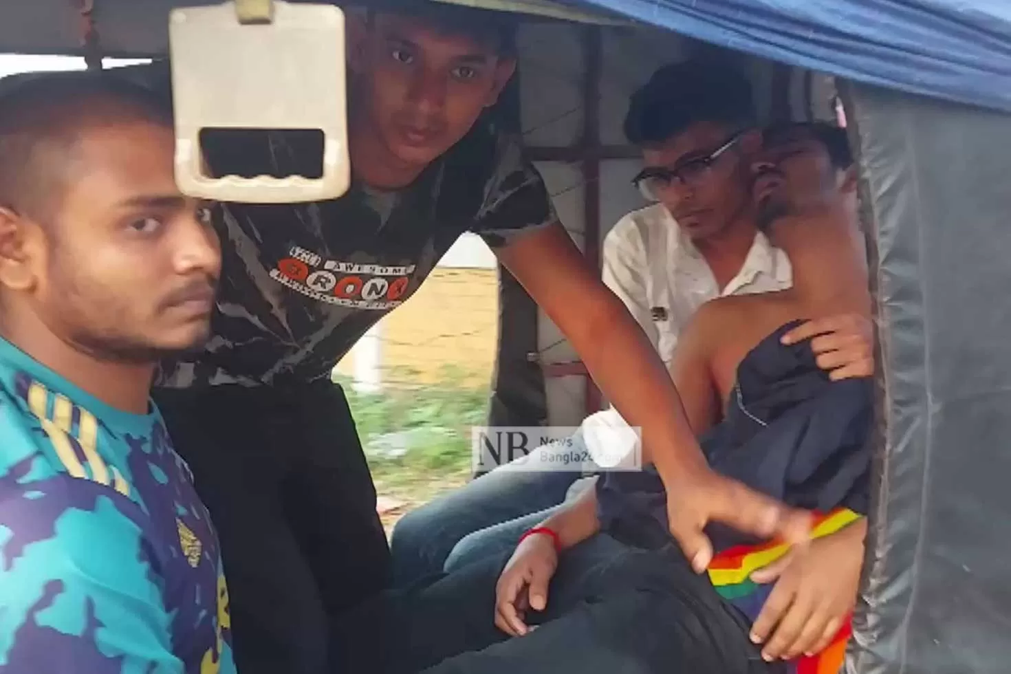 ছাত্রলীগের-হামলায়-আহত-বশেমুরবিপ্রবির-১০-শিক্ষার্থী-বাস-ট্রাক-ভাঙচুর