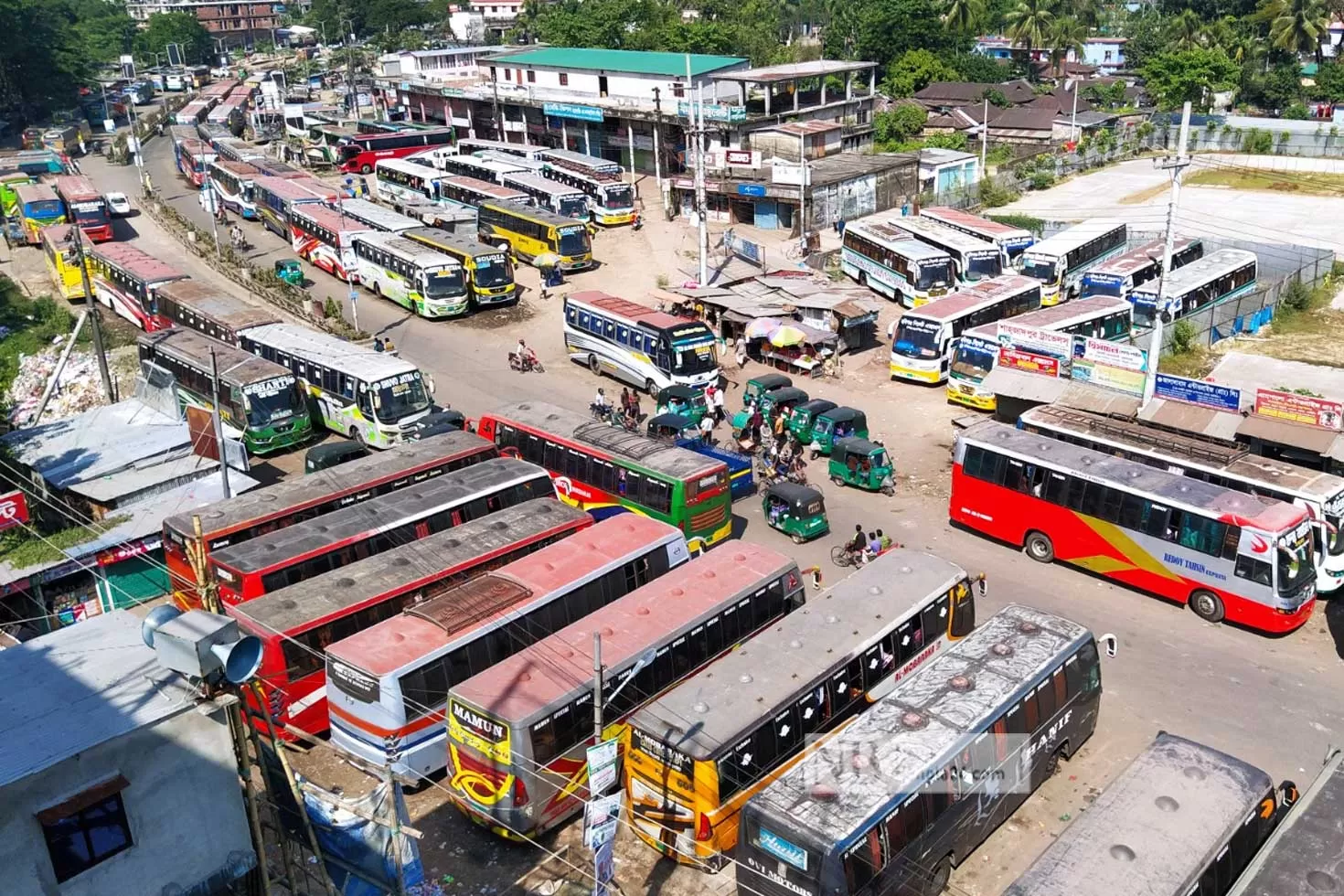 সড়ক নয়, যেন বাস টার্মিনাল