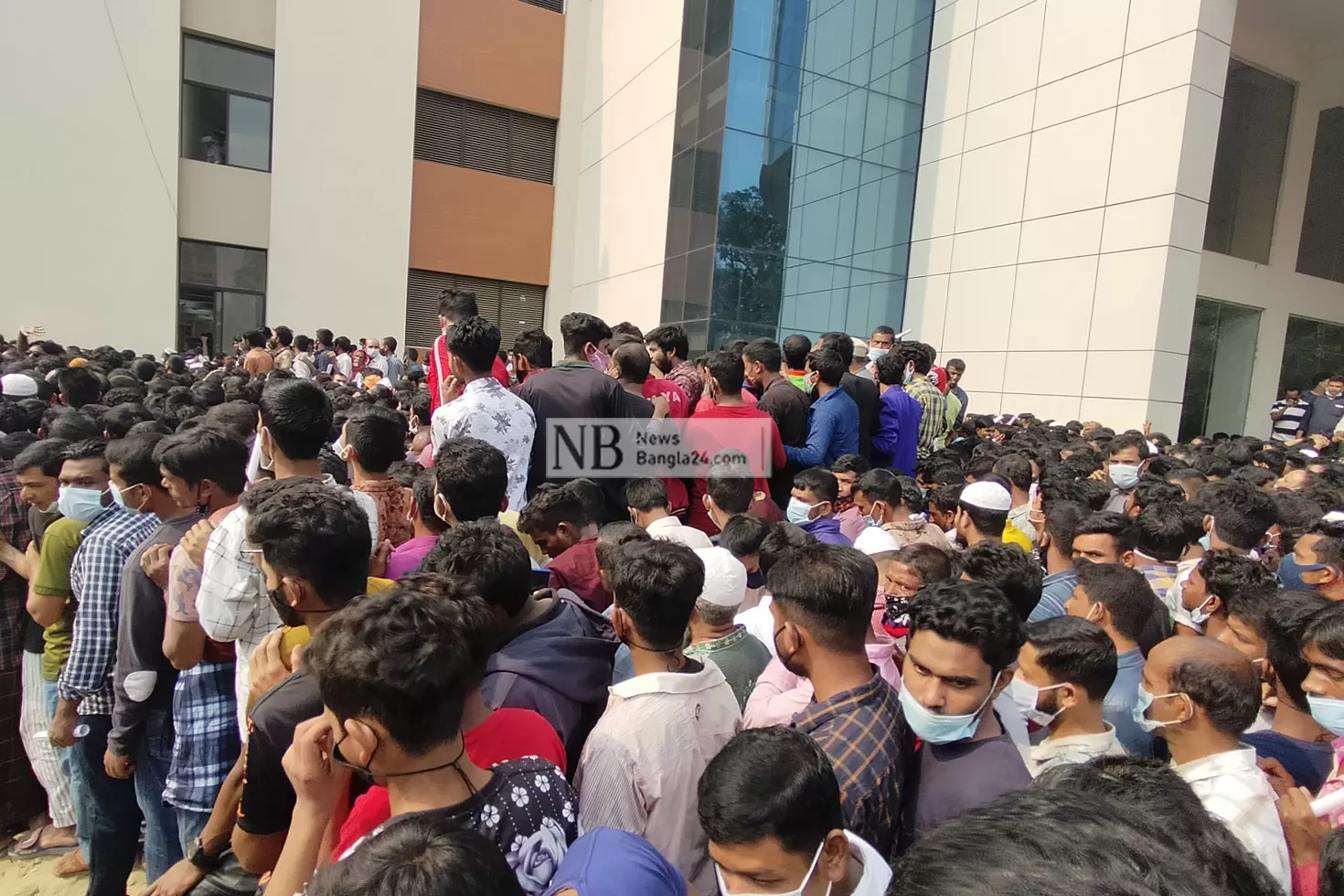 টিকার লাইনে ধাক্কাধাক্কিতে কয়েকজন আহত