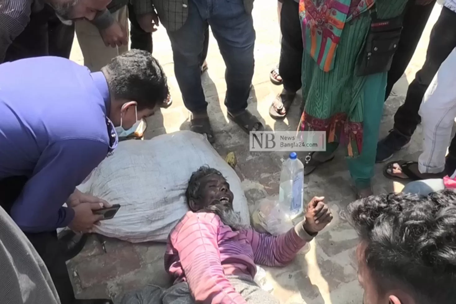 হাসপাতালে-ভর্তি-বৃদ্ধকে-রাস্তায়-ফেলে-রাখার-অভিযোগ
