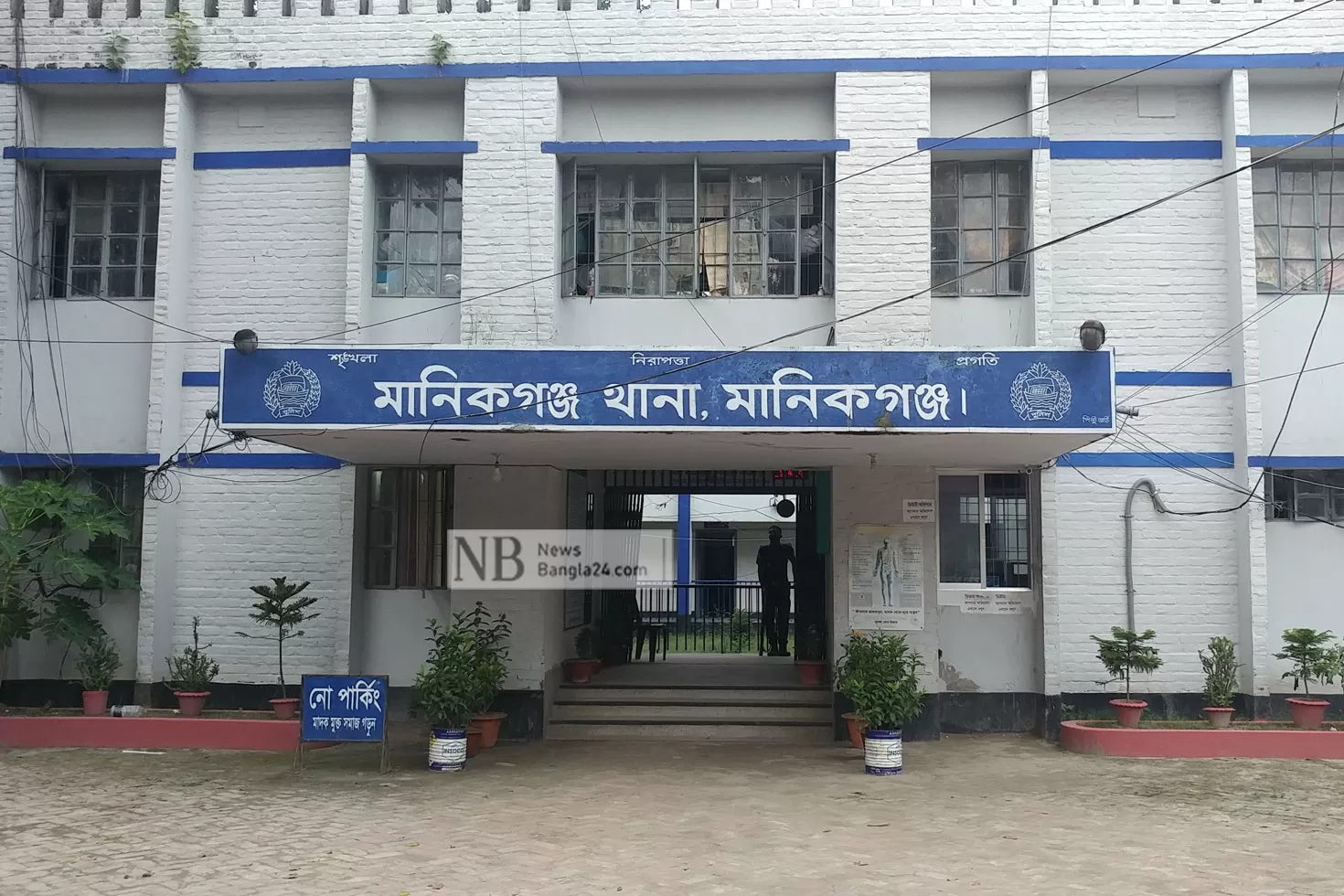 ঘরে-মায়ের-মরদেহ-পাশে-ছেলে-বসা