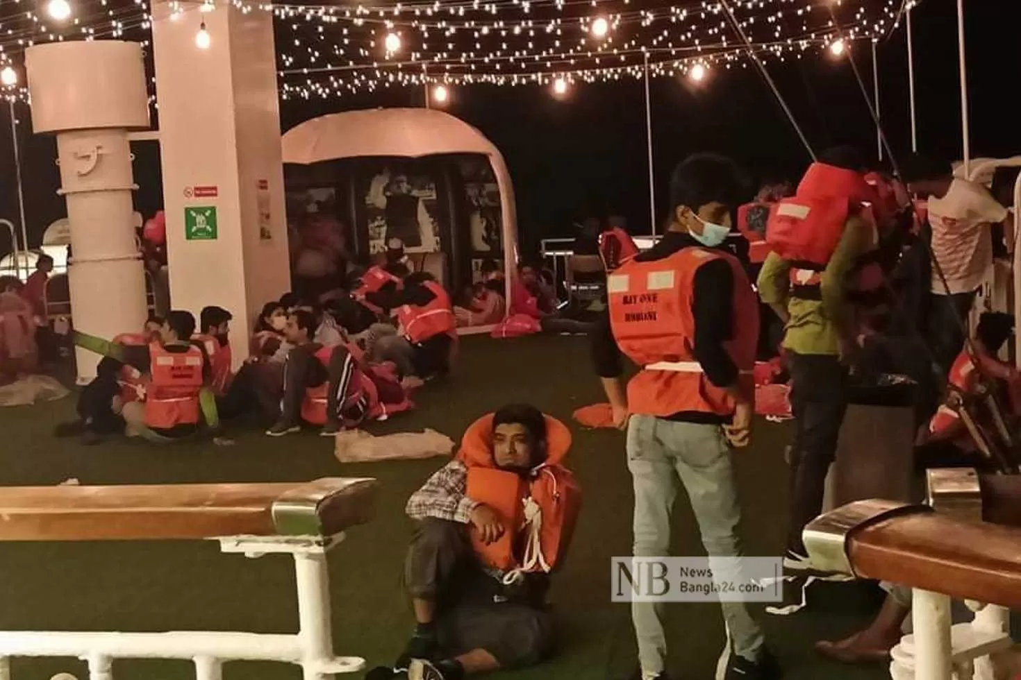 সেন্টমার্টিনের-জাহাজে-আগুন-৮০০-যাত্রী-নিয়ে-মাঝ-সমুদ্রে-নোঙর