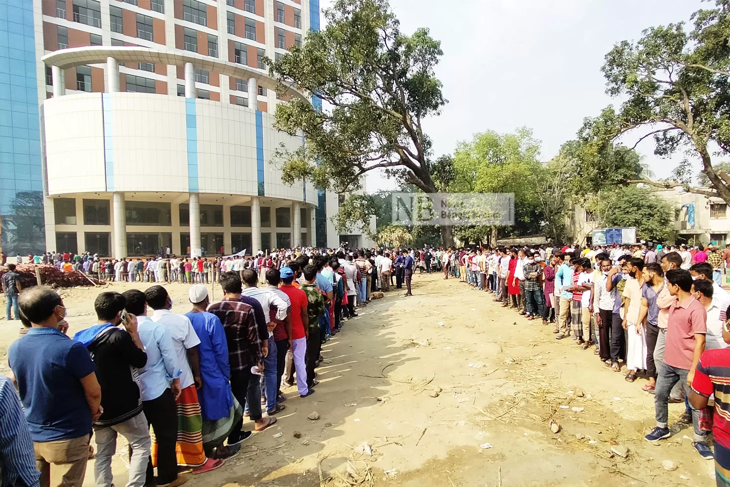 ‘কোনো ঠ্যালাঠেলি হয় নাই, সুন্দরভাবে টিকা দিতে পারছি’