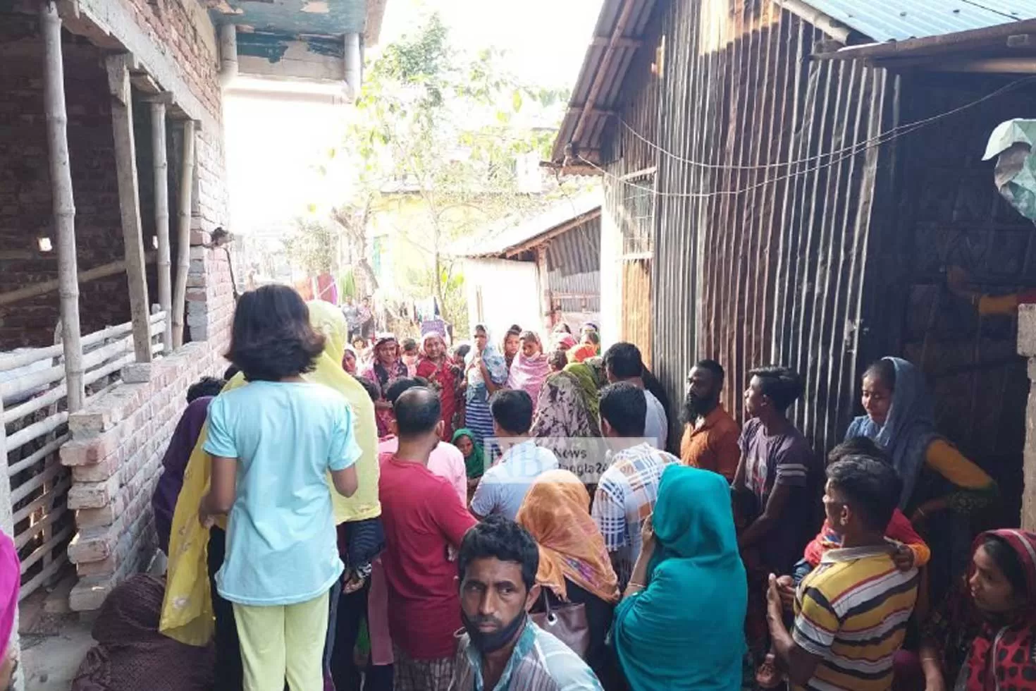 কালীগঞ্জে ছাদ থেকে পড়ে গৃহবধূর মৃত্যু