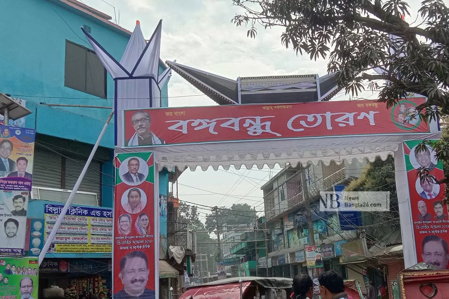 ব্যানার-বিলবোর্ডে ছেয়ে গেছে বাসাইল