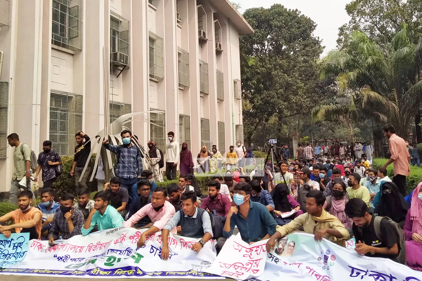 দ্বিতীয়বার-ভর্তি-পরীক্ষা-আবারও-ঢাবিতে-শিক্ষার্থীদের-অবস্থান
