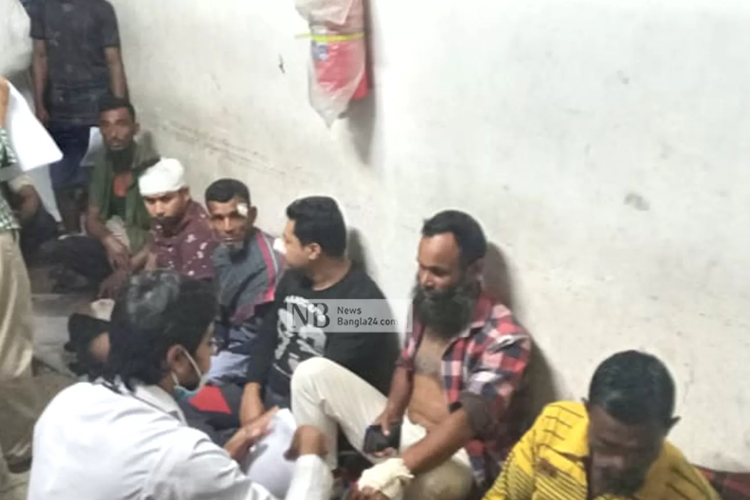 হাসপাতালে চিকিৎসা নিচ্ছেন সংঘর্ষে আহতরা