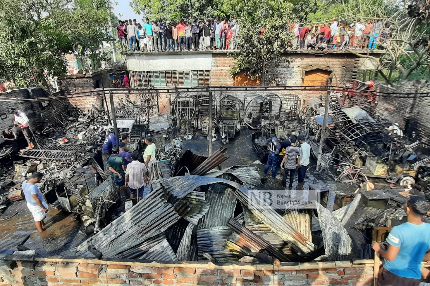 গ্যারেজে-আগুন-পুড়ে-ছাই-৪৭-রিকশা
