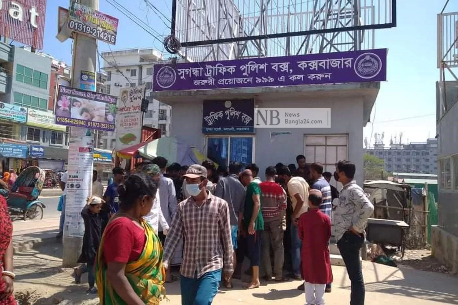 ট্রাফিক পুলিশ বক্সের পাশে যুবকের মরদেহ