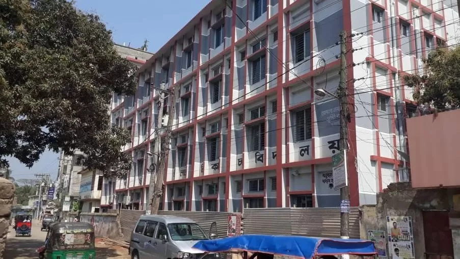জুতা না থাকায় স্কুল ত্যাগে বাধ্য হলো ছাত্রীরা