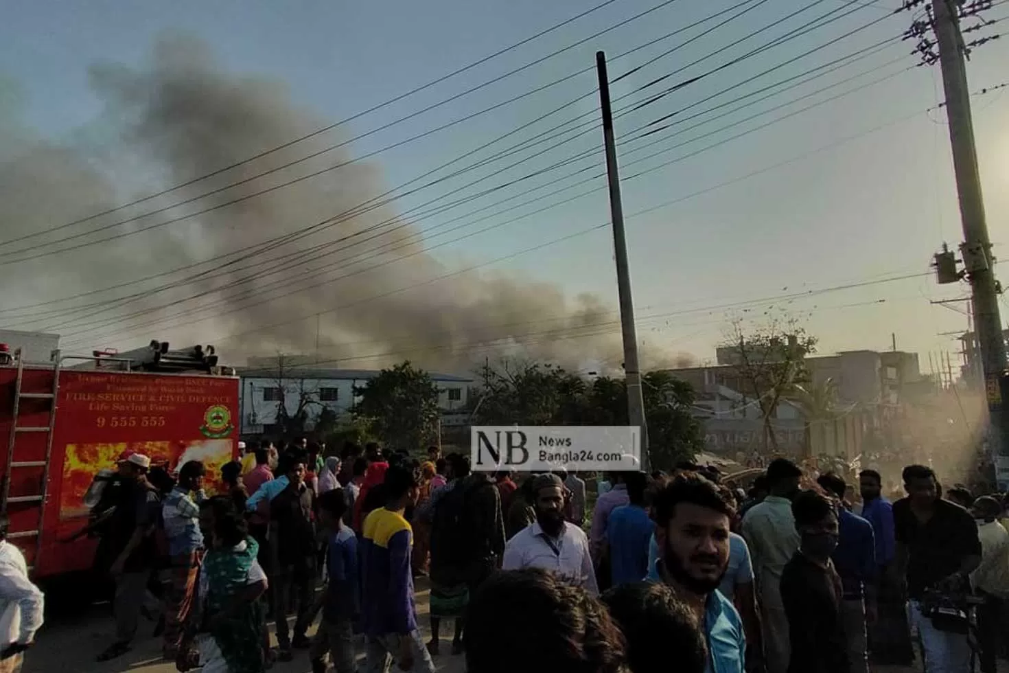 আগুনে-পুড়ছে-নাভানা-ফার্নিচার-কারখানা