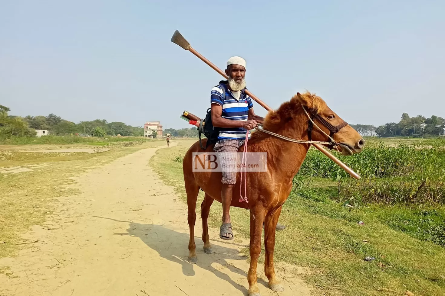 মৃত্যুর খবরে ঘোড়া নিয়ে কবর খুঁড়তে যান মনু মিয়া
