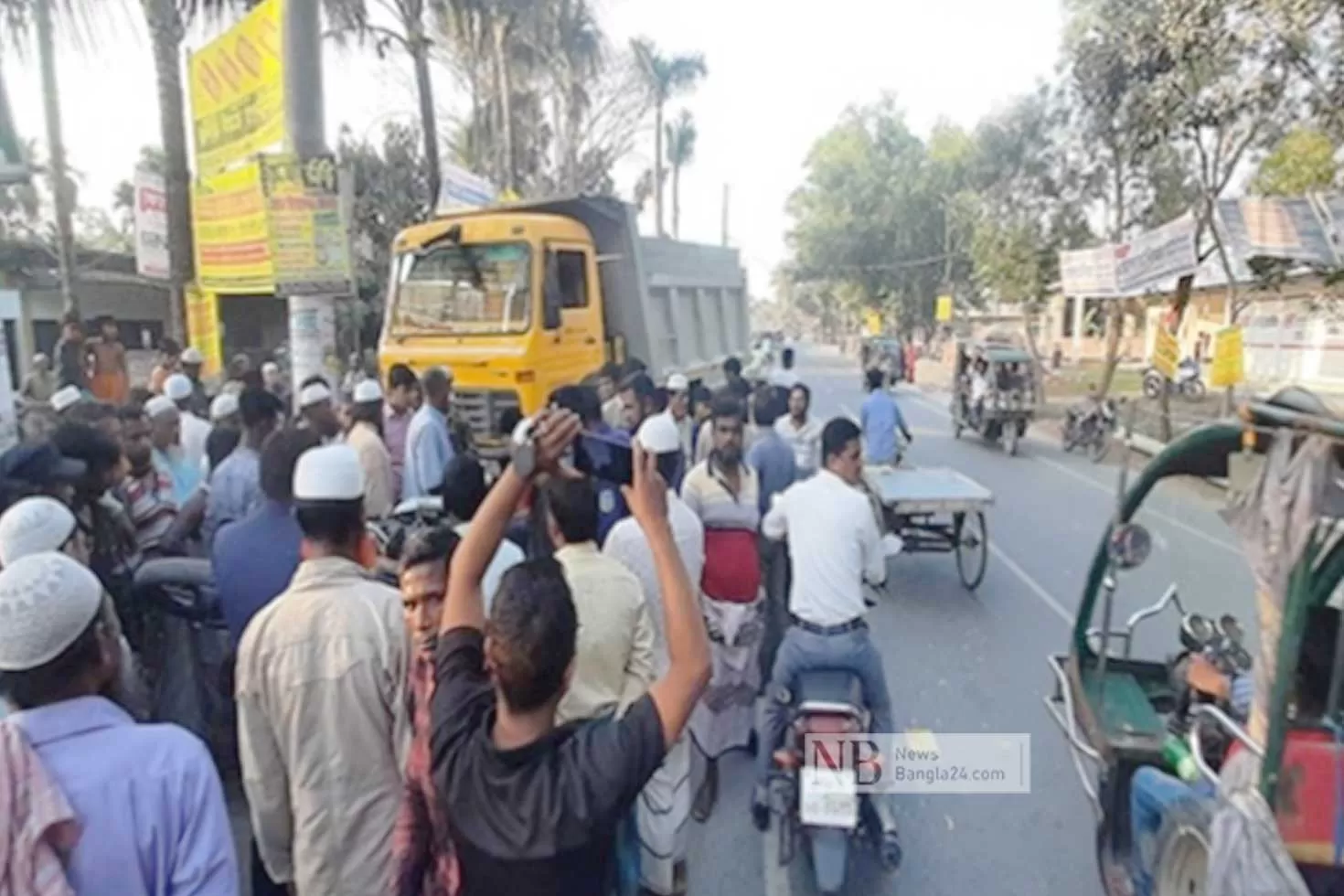 ট্রাকের-ধাক্কায়-গেল-চিকিৎসকের-প্রাণ