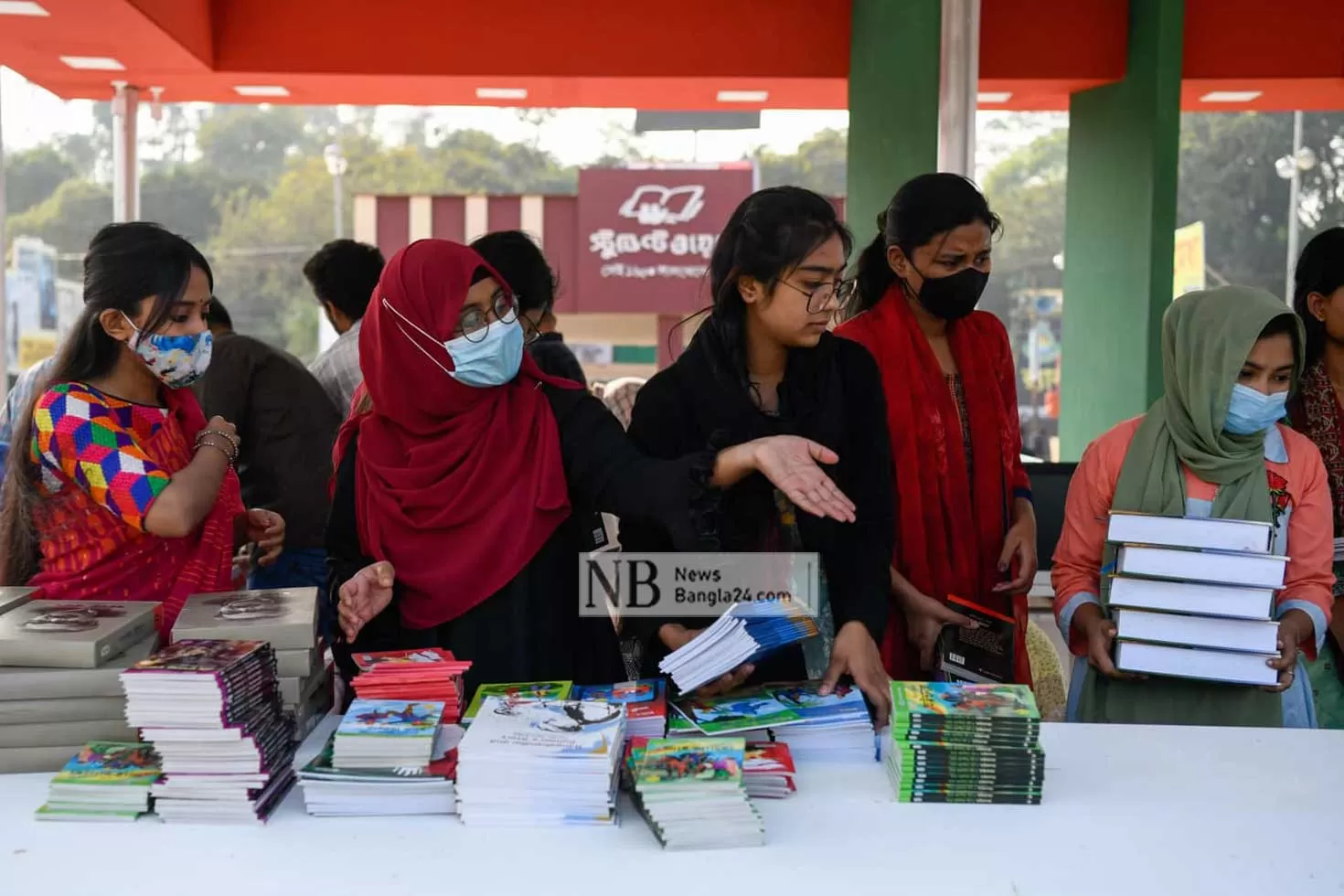 বই পাঠ বাড়ছে, বড় হচ্ছে বইয়ের বাজার